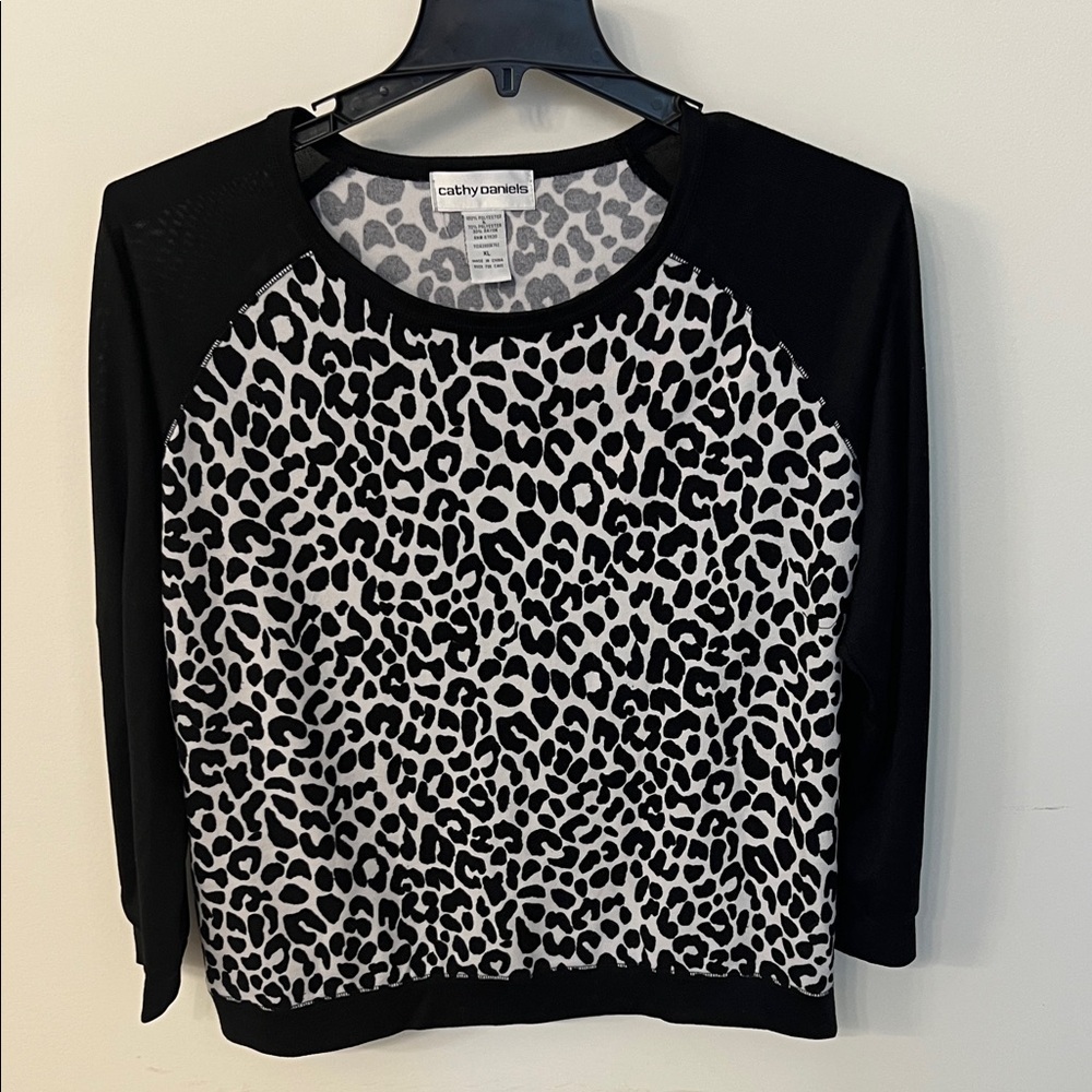 Cathy Daniels Black and White Animal Print Top - Picture 3 of 6